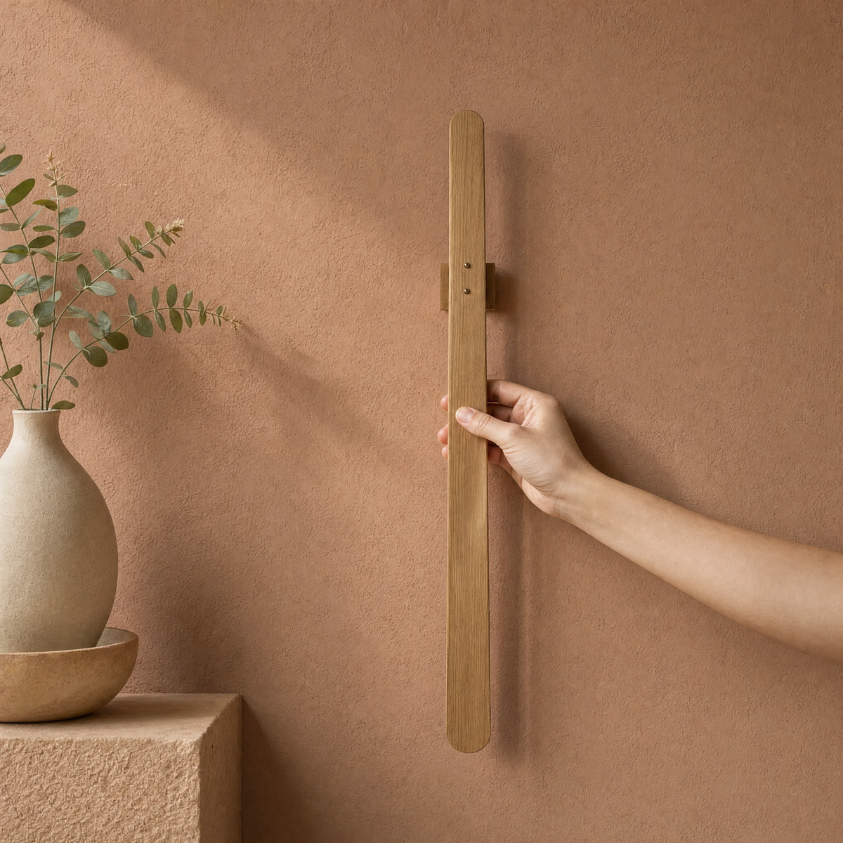 Magnetische schoenlepel van massief beukenhout tegen warme terracotta muur